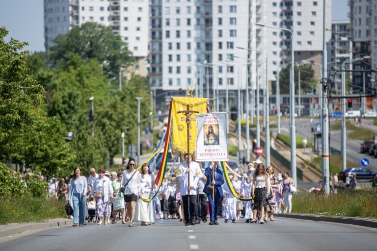 Procesja Bożego Ciała na ulicach Piecek-Migowa